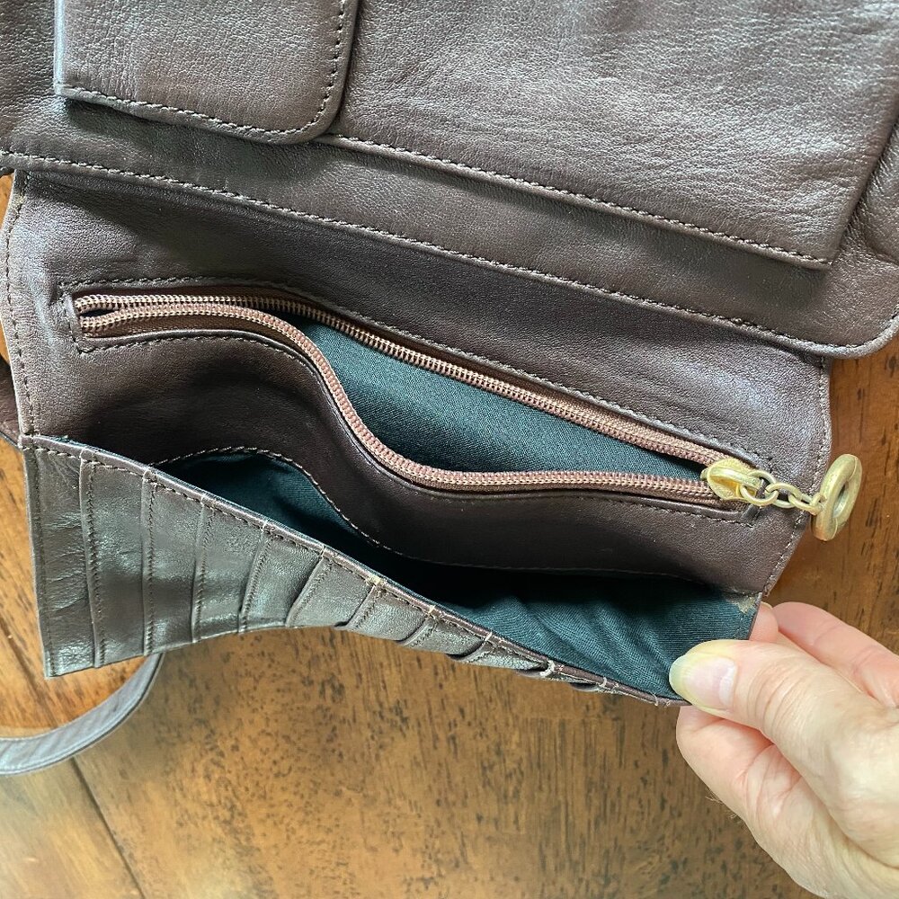 Made In Canada Leather Multi Compartment Crossbody Bag - Picture 10 of 16